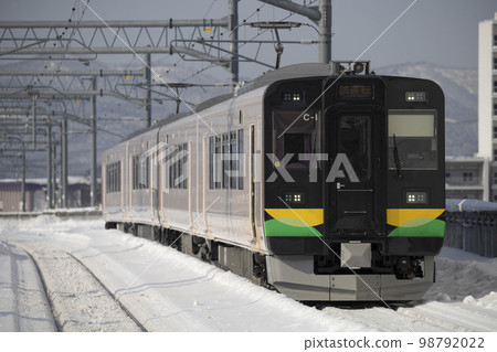 進入函館本線旭川站的737系4節編組列車 98792022