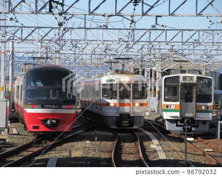 JR Tokai 313 series, 213 series and Meitetsu Panorama Super 1200 series lined up at Toyohashi Station JR Tokai 313 series, 213 series and Meitetsu Panorama Super 1200 series lined up at Toyohashi Station 98792032