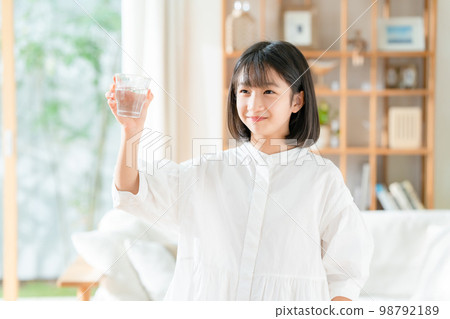 一個女孩喝水 98792189