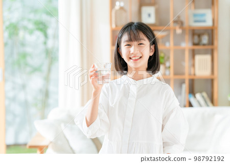 一個女孩喝水 98792192