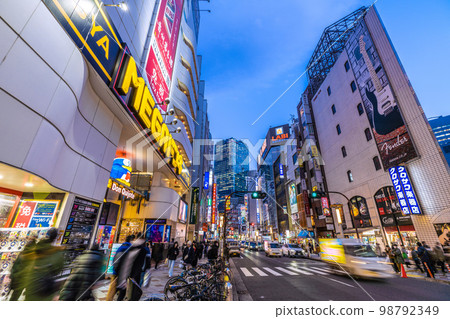 日本東京城市景觀在澀谷站前。在熙熙攘攘的MEG堂吉訶德面前。後面的澀谷爭奪廣場 = 1 月 31 日 98792349