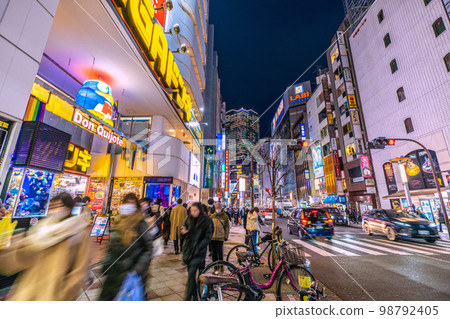 日本東京城市景觀在澀谷站前。在熙熙攘攘的MEG堂吉訶德面前。後面的澀谷爭奪廣場 = 1 月 31 日 日本東京城市景觀在澀谷站前。在熙熙攘攘的MEG堂吉訶德面前。後面的澀谷爭奪廣場 = 1 月 31 日 98792405