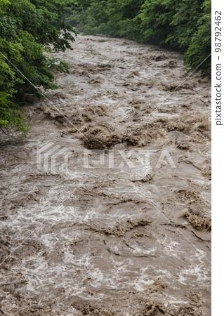 泥濘的溪流 泥濘的溪流 98792462