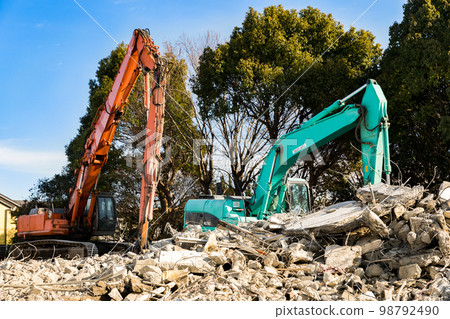 Demolition construction site of housing complex Heavy backhoe Demolition construction site of housing complex Heavy backhoe 98792490