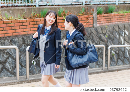 高中生和朋友一起上學 高中生和朋友一起上學 98792632