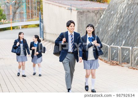 高中生和朋友一起上學 高中生和朋友一起上學 98792634