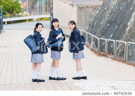 高中生和朋友一起上學 98792638
