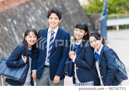 與男學生一起上學的女高中生 與男學生一起上學的女高中生 98792731