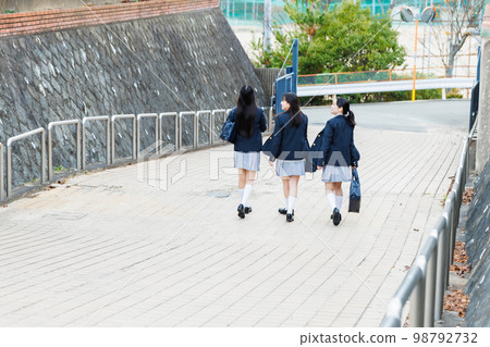 高中生和朋友一起上學 高中生和朋友一起上學 98792732