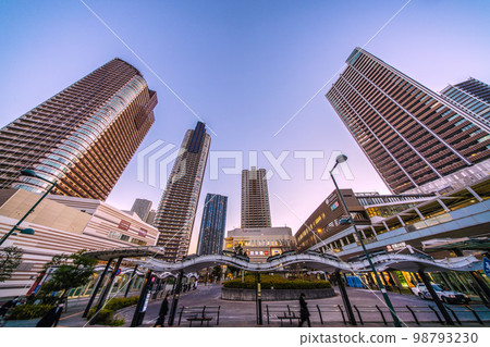 日本川崎城市景觀武藏小杉站和武藏小杉站前的塔樓公寓景觀 98793230