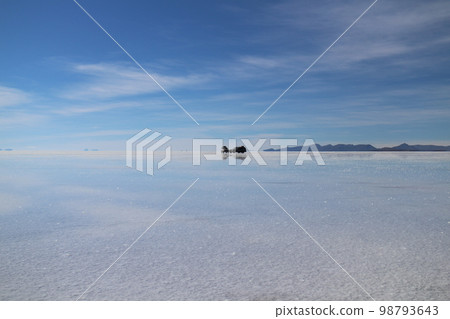 Cars stopping at Uyuni Salt Flat, Bolivia Cars stopping at Uyuni Salt Flat, Bolivia 98793643