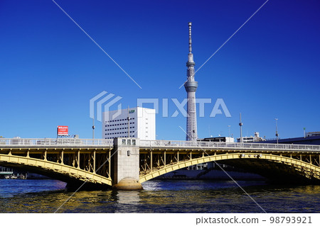 眺望東京晴空塔隅田川和藏前橋的風景 98793921