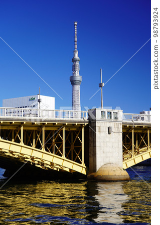 Scenery with a view of the Tokyo Sky Tree Sumida River and Kuramae Bridge Scenery with a view of the Tokyo Sky Tree Sumida River and Kuramae Bridge 98793924