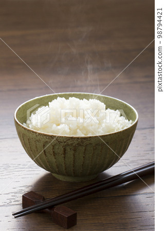 米飯，日本主食，新鮮煮熟的白米飯 98794421
