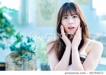 遭受面部護理的年輕女性 98794872