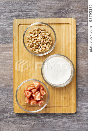 Bowls with ingredients for a healthy breakfast 98795383