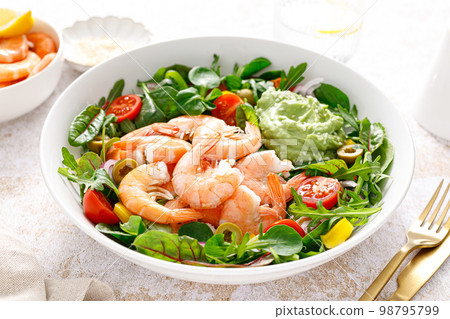 Shrimp and leafy vegetables salad with tomato, bell pepper, olive and avocado sauce 98795799