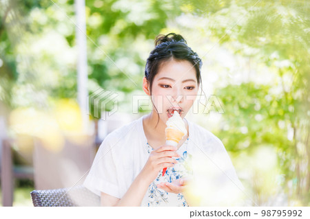 微笑著吃軟冰淇淋的小女孩 微笑著吃軟冰淇淋的小女孩 98795992