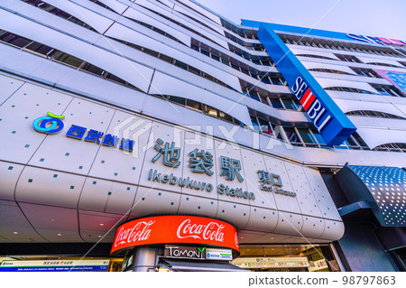 Tokyo cityscape in Japan February. What will change with the transition to the 5th class on May 8? Seeing Seibu Railway Ikebukuro Station etc. = 1 day 98797863