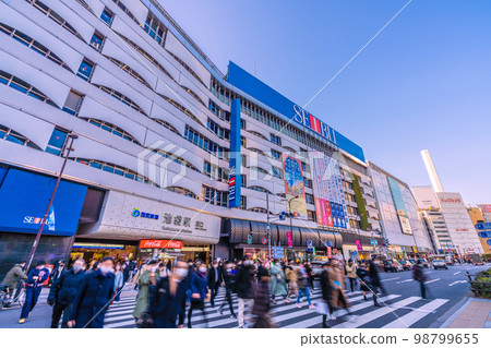 日本 2 月的東京城市景觀。隨著 5 月 8 日向第 5 類過渡，情況會發生什麼變化？電暈災難中的池袋站等 = 2 月 1 日 98799655