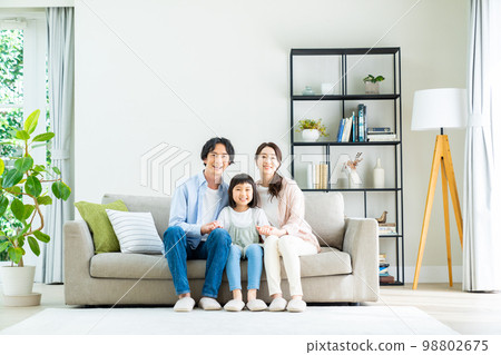 A young family relaxing in the living room　 98802675