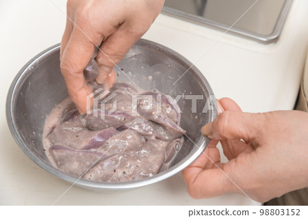 [準備好後將片栗子和色拉油與豬肝混合] 98803152