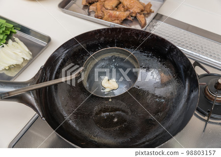 【做炒餛飩,爆炒大蒜】 【做炒餛飩,爆炒大蒜】 98803157