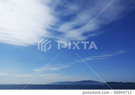 Refreshing early spring landscape with wavy cirrus clouds ・220212pm 98804712