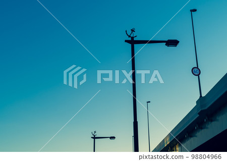 The Metropolitan Expressway near the east exit of Yokohama Station and the clear sky 2023.01 Adding warm colors 98804966