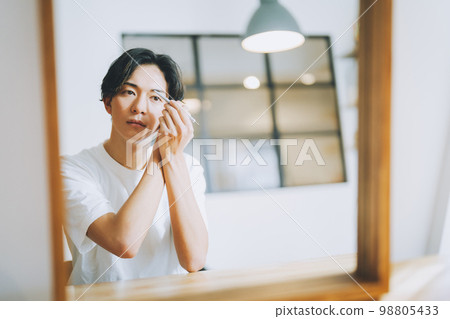 男人用眉筆劃眉毛 98805433