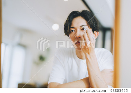 男人用眉筆劃眉毛 98805435