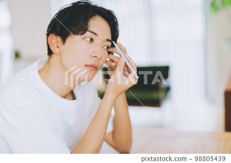 男人用眉筆劃眉毛 98805439