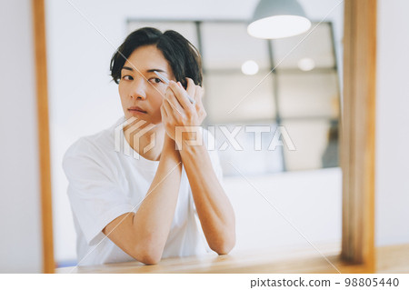 男人用眉筆劃眉毛 98805440