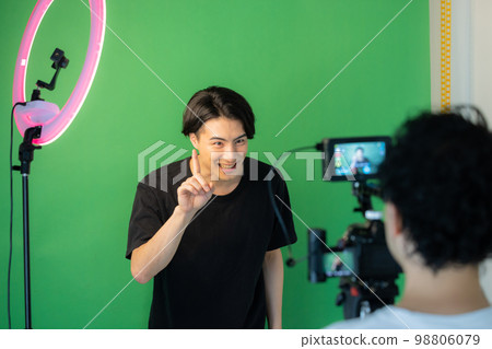 Video distribution image 98806079