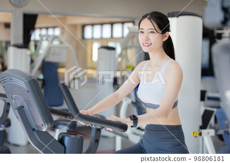 騎健身車的年輕女子 98806181