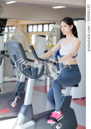 騎健身車的年輕女子 98806182