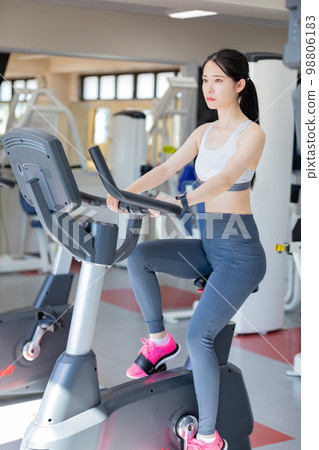 騎健身車的年輕女子 騎健身車的年輕女子 98806183