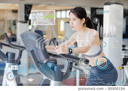 騎健身車的年輕女子 騎健身車的年輕女子 98806184