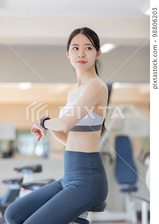 Young woman managing her health with a smartwatch 98806203