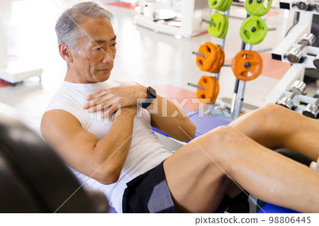 老人在個人健身房訓練腹肌 老人在個人健身房訓練腹肌 98806445