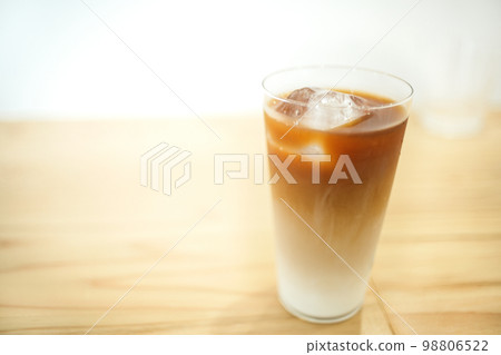 牛奶咖啡倒入玻璃杯中 98806522