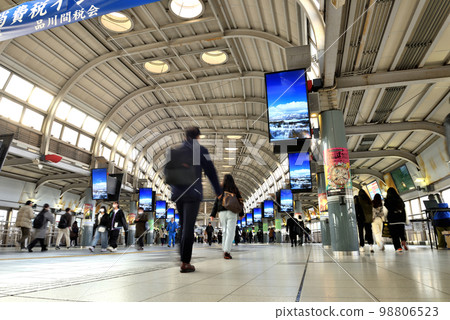 走在東京品川站港南出口大廳的人們 98806523