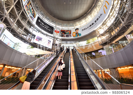 從六本木的摩天大樓通往地鐵的長長的自動扶梯 98806524