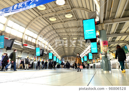People passing through the Shinagawa station concourse 98806528