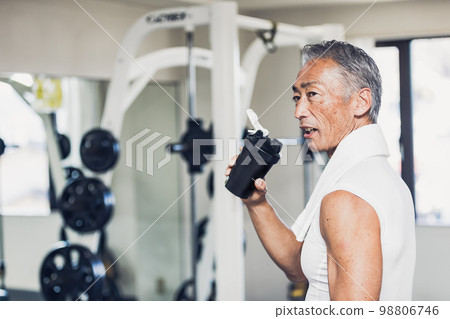 運動後喝蛋白質的老人 運動後喝蛋白質的老人 98806746