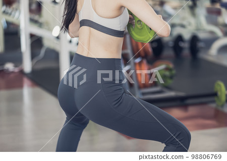 在私人健身房做深蹲的年輕女性 98806769