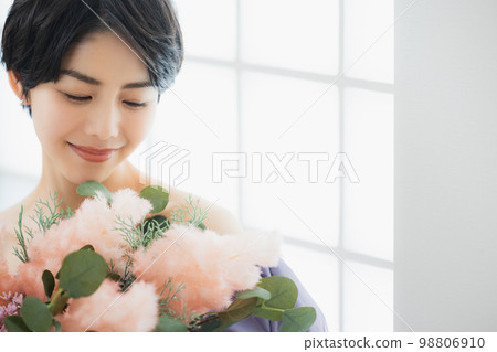 紫色露肩女 98806910