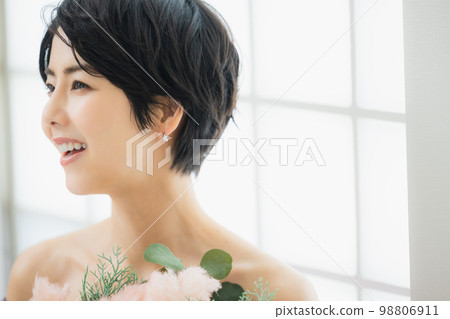 紫色露肩女 98806911