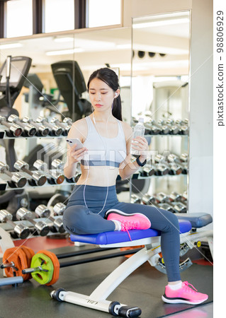 A woman who trains while listening to music Personal gym A woman who trains while listening to music Personal gym 98806929