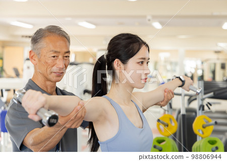 私人教練訓練三角肌的女人 98806944